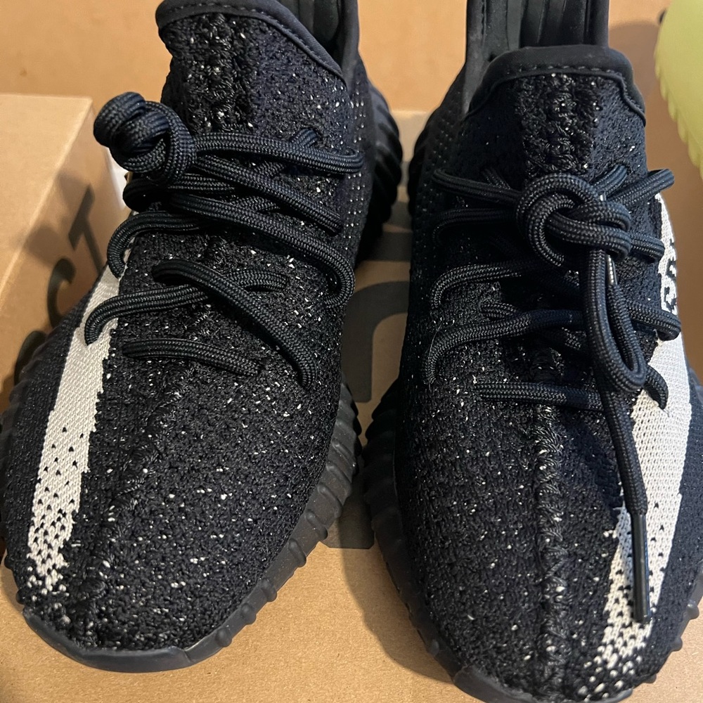 Yeezy 350 V2 Oreo Sz 5!! In perfect condition!